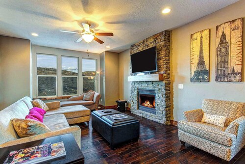 Home with  fireplace, private hot tub, shared pool, game and fitness facilities