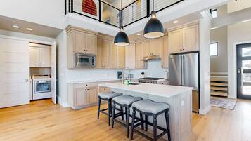 Coffee/tea maker, fridge, microwave, oven