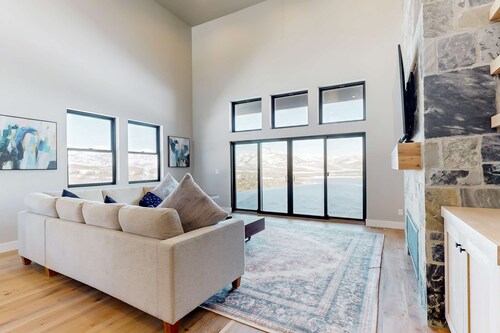 Brand-new luxury home with mountain & lake views - fireplace & gourmet kitchen