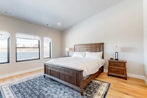 Iron/ironing board, travel cot, WiFi, bed sheets - Brand-new luxury home with mountain & lake views - fireplace & gourmet kitchen (Heber City)