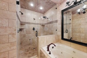 Shower, hair dryer, towels, shampoo - Exquisite mountainside townhome with 12-seat hot tub, lake views & pool table (Heber City)