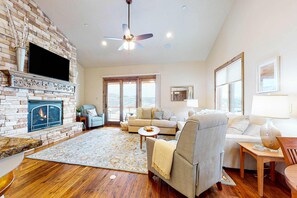 TV, fireplace, video games - Exquisite mountainside townhome with 12-seat hot tub, lake views & pool table (Heber City)