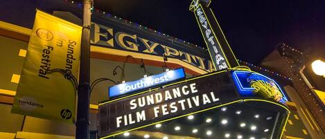 Un cartel con la inscripción 'Sundance Film Festival' y 'SouthWest', una farola y la fachada de un edificio.