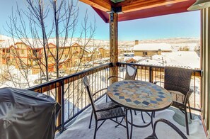 Outdoor dining - Luxury Condo with  Private Balcony, Seasonal Pool, Hot Tubs - Close to Skiing (Park City)