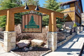 Property grounds - Alpine Gem - Pools, Hot Tubs, Tennis - Walk 5 Mins to Lift & 8 Mins to Dining (Park City)