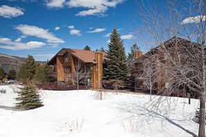 Exterior - Cozy condo with  fireplace, clubhouse access, free Wifi & shared Pool & Hot Tub (Park City)
