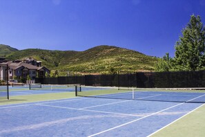 Sports court - Cozy condo with  fireplace, clubhouse access, free Wifi & shared Pool & Hot Tub (Park City)