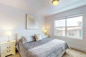 WiFi, bed sheets - Immaculate townhome with a private rooftop hot tub, walk to dining and nightlife (Park City)
