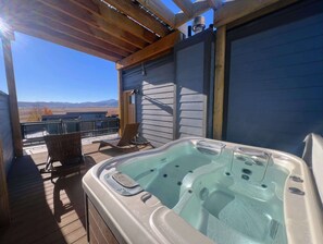 Outdoor spa tub - Immaculate townhome with a private rooftop hot tub, walk to dining and nightlife (Park City)