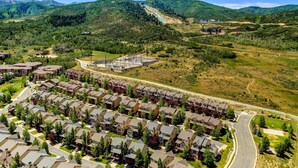 Zona residencial con casas, una calle y una obra en construcción.