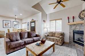 TV, fireplace, video games, offices - Spacious Townhouse with Private Hot Tub & Shared Pool -- Near Ski Resort (Park City)