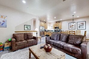 TV, fireplace, video games, offices - Spacious Townhouse with Private Hot Tub & Shared Pool -- Near Ski Resort (Park City)