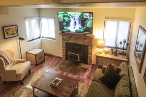 Living area - Comfortable condo with WiFi, washer & dryer, pool & hot tubs - walk to skiing (Park City)