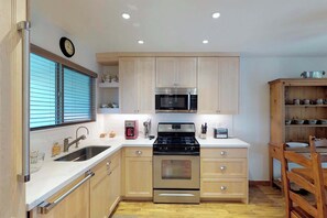 Frigorífico, microondas, horno y placa de cocina