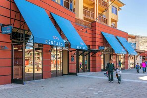 Exterior - Comfortable condo with WiFi, washer & dryer, pool & hot tubs - walk to skiing (Park City)