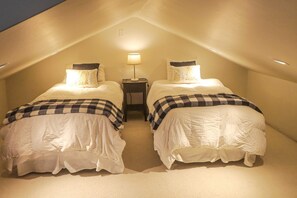 Iron/ironing board, WiFi, bed sheets - Comfortable condo with WiFi, washer & dryer, pool & hot tubs - walk to skiing (Park City)