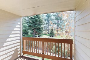 Property grounds - Comfortable condo with WiFi, washer & dryer, pool & hot tubs - walk to skiing (Park City)
