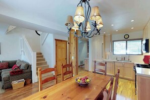 Dining - Comfortable condo with WiFi, washer & dryer, pool & hot tubs - walk to skiing (Park City)