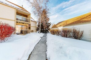 Exterior - Three-Story, Dog-Friendly Townhouse with  Free WiFi, Gas Fireplaces, & washer & dryer (Park City)