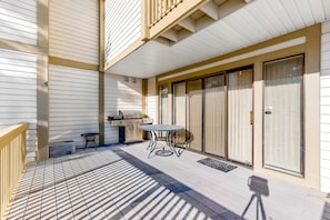Outdoor dining - Three-Story, Dog-Friendly Townhouse with  Free WiFi, Gas Fireplaces, & washer & dryer (Park City)