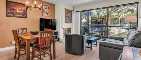 Fernseher, Kamin, DVD-Player, Arbeitsbereiche