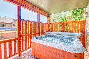 Outdoor spa tub - Modern Mountain Lodge with Private Hot Tub, Shared Pool & Gym (Park City)