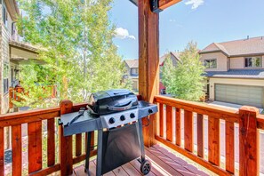 Property grounds - Modern Mountain Lodge with Private Hot Tub, Shared Pool & Gym (Park City)