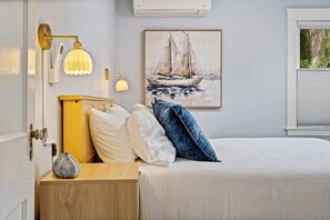 Iron/ironing board, WiFi, bed sheets - Harmony House/Walk to Downtown/Parking/Balcony (Portland)