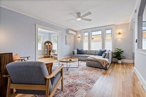 Living area - Harmony House/Walk to Downtown/Parking/Balcony (Portland)