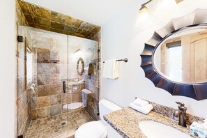 Douche, séchoir à cheveux, serviettes fournies, shampooing