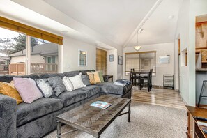 TV, fireplace, DVD player, offices - Ground-floor condo with pool, hot tub, fireplace, washer & dryer & mountain view (Park City)