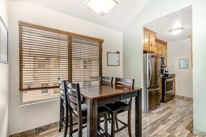 Dining - Ground-floor condo with pool, hot tub, fireplace, washer & dryer & mountain view (Park City)