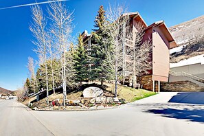 Exterior - Ski sanctuary with private hot tub - adjacent to slopes & on free bus line (Park City)