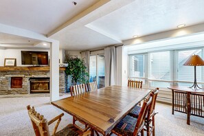 Dining - Spacious ski-in - ski-out Resort with Pool - On Bus Line (Park City)