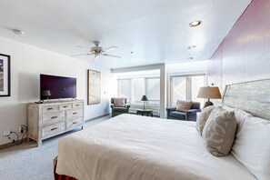 1 bedroom, WiFi, bed sheets - Spacious ski-in - ski-out Resort with Pool - On Bus Line (Park City)