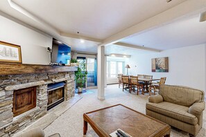 TV, fireplace, DVD player, offices - Spacious ski-in - ski-out Resort with Pool - On Bus Line (Park City)