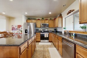 Fridge, microwave, oven, stovetop - Remarkable Bear Hollow townhome with private hot tub, and an EV charger (Park City)