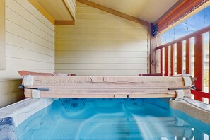 Outdoor spa tub - Remarkable Bear Hollow townhome with private hot tub, and an EV charger (Park City)