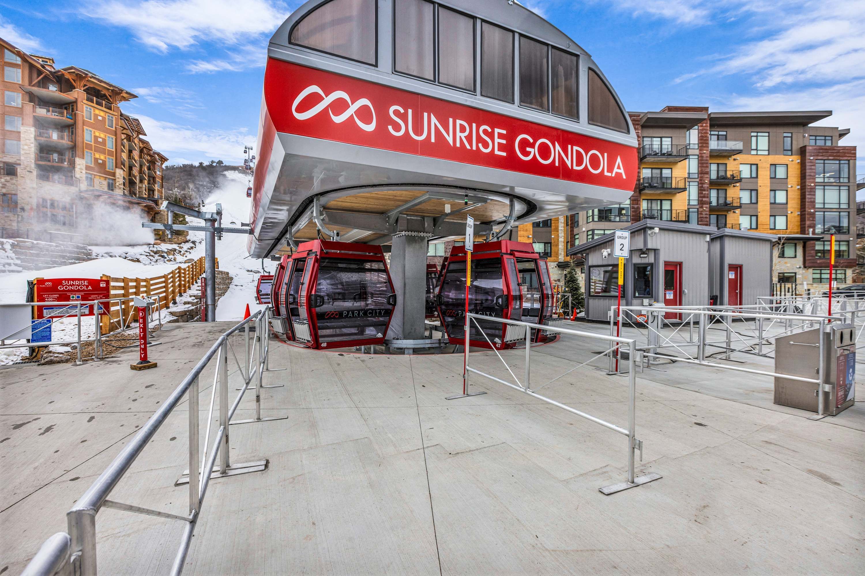 Une télécabine de Sunrise Gondola offrant une vue dégagée sur les bâtiments environnants.