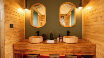 Signature-Doppel- oder -Zweibettzimmer, Talblick | Badezimmer