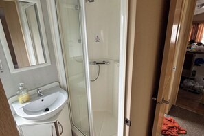 Shower - Seaside Tranquility Retreat in Clacton (Clacton-on-Sea)