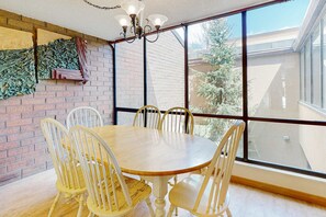 Dining - Two-story condo with mountain & golf views & fireplace - walk to the lifts (Park City)