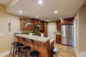 Fridge, microwave, oven, stovetop - Spacious townhome with Community pool,  hot tub & clubhouse - Dog Friendly (Hideout)