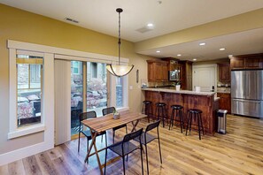 Dining - Spacious townhome with Community pool,  hot tub & clubhouse - Dog Friendly (Hideout)