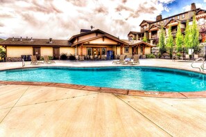 Pool - Spacious townhome with Community pool,  hot tub & clubhouse - Dog Friendly (Hideout)