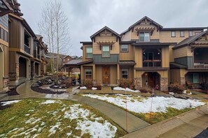 Exterior - Spacious townhome with Community pool,  hot tub & clubhouse - Dog Friendly (Hideout)