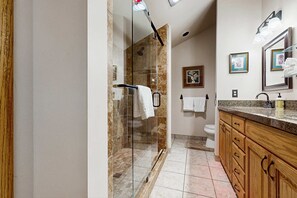 Een douche, een haardroger, handdoeken