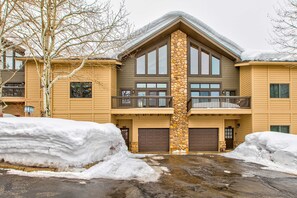 Exterior - 3-story mtn-view townhouse with private hot tub, fireplace, grill, balcony, W&D (Park City)