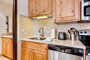 Fridge, microwave, oven, stovetop - Corner condo in Canyons - close to ski lifts w/ shared pools, hot tub, & sauna (Park City)