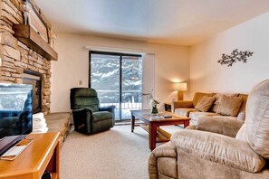TV, fireplace, offices - Corner condo in Canyons - close to ski lifts w/ shared pools, hot tub, & sauna (Park City)
